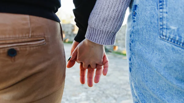 Pasangan Berpegangan Tangan Dan Berjalan Balkon Selama Hari Valentine — Stok Foto