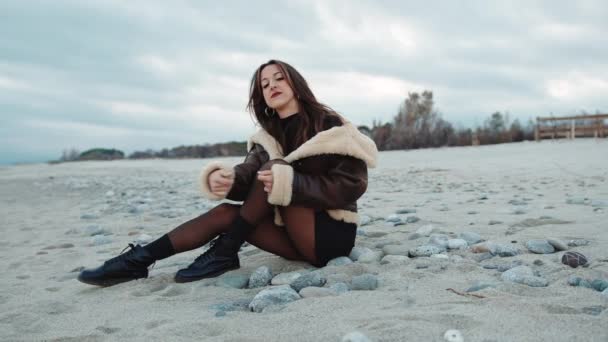 Girl Seated Beach Ocean Overcast Winter Day — Αρχείο Βίντεο