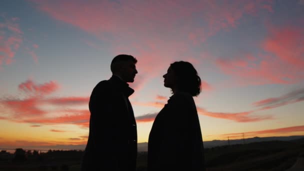 Lovely Couple Silhouette Mountains Sunset Enjoy Valentines Day Together — Vídeos de Stock
