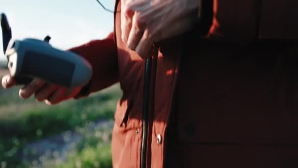 Чоловік Закриває Застібку Блискавку Помаранчевої Куртки Сільській Місцевості — стокове відео