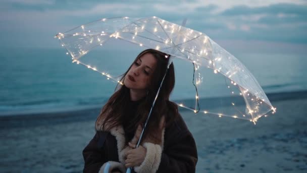 Beautiful Girl Enjoy Life Beach Ocean Magic Glowing Umbrella Night — Vídeos de Stock