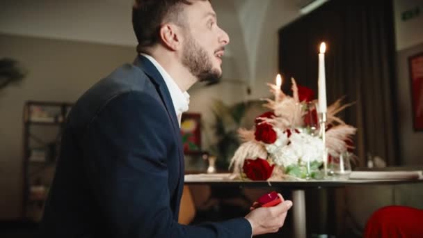 Boy Making Wedding Proposal Table Restaurant — Αρχείο Βίντεο
