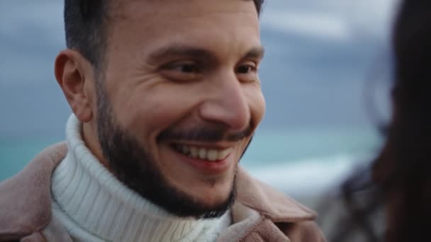 Boy Looking Her Girlfriend Beach — Videoclip de stoc