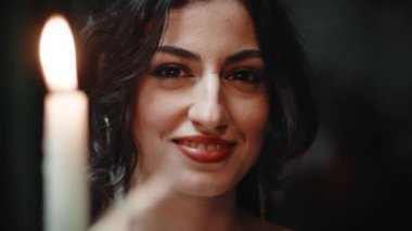 Sevgililer Günü için Restorandaki Kız ve Oğlan