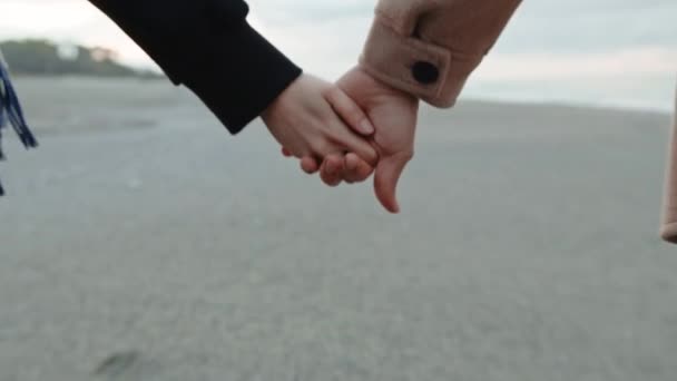Couple Hand Hand Beach Ocean — Wideo stockowe