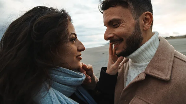 Romantisk Par Som Omfavner Hverandre Stranden Valentinsdagen – stockfoto