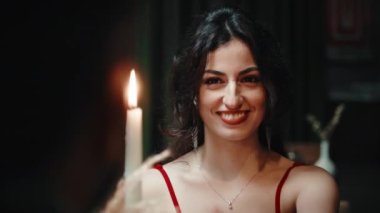 Sevgililer Günü kutlaması için Restorandaki Kız ve Oğlan