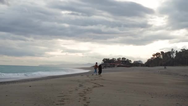 Happy Valentines Couple Beach — Vídeo de Stock