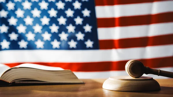 Simbol Hukum Amerika Dengan Palu Dan Bendera — Stok Foto