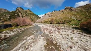 FPV hava sahasında, dağın yakınındaki kuru nehir..