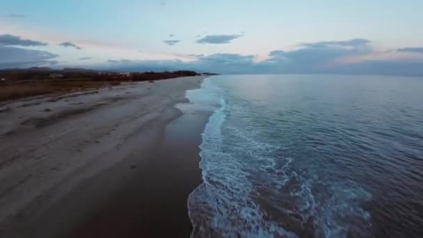 Rough Ocean Long Sandy Beach Winter Sunset — Video Stock