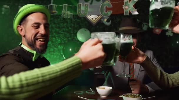People Celebrating Patrick Day Green Beer Drink Pub — Vídeo de Stock