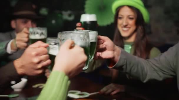Nsanlar Aziz Patrick Gününü Yeşil Birayla Kutluyorlar — Stok video
