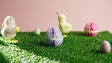 Piliçlerle dolu Paskalya çayırı boyalı yumurtalar.
