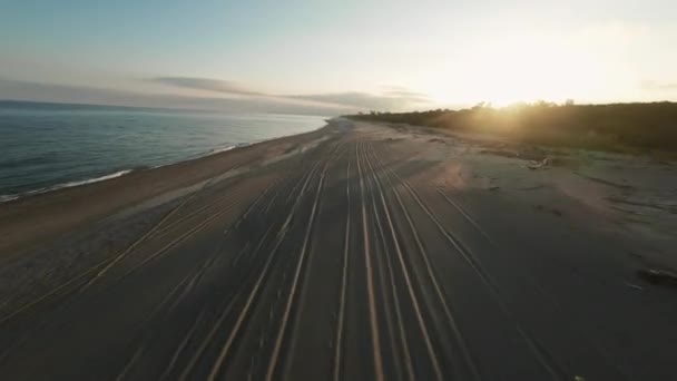 Letecké Sledování Sportovních Motocyklů Blízkosti Pláže Oceánu Během Závodu — Stock video