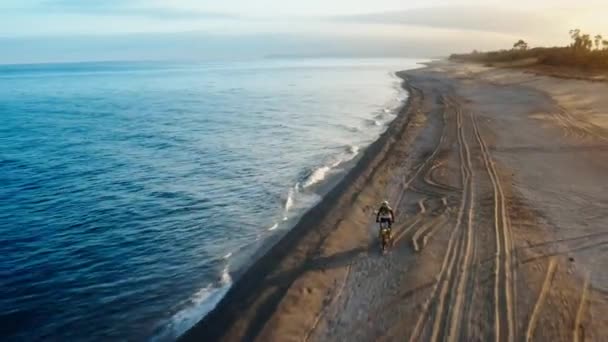 Letecké Sledování Sportovních Motocyklů Blízkosti Pláže Oceánu Během Závodu — Stock video