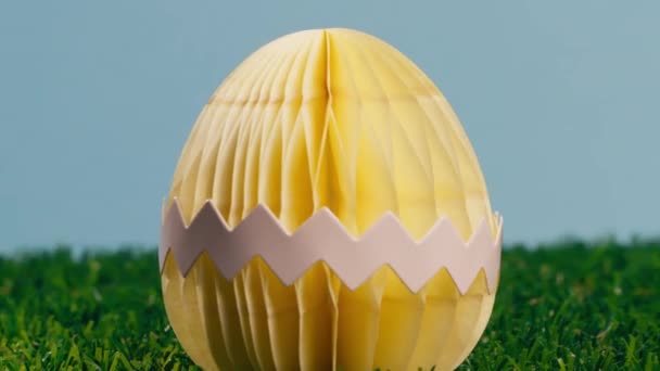 Huevo Amarillo Pascua Con Decoraciones — Vídeos de Stock