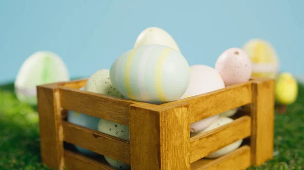 Telur Paskah Berwarna Dalam Keranjang Kayu — Stok Foto