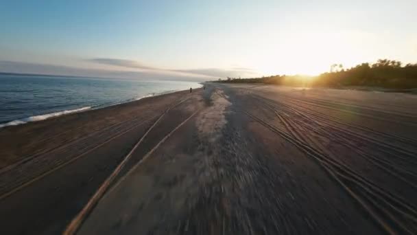 Seguimiento Aéreo Motocicletas Deportivas Cerca Playa Del Océano Durante Una — Vídeos de Stock