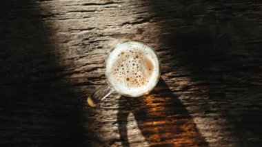 Masanın üstündeki biraya ışık tut..