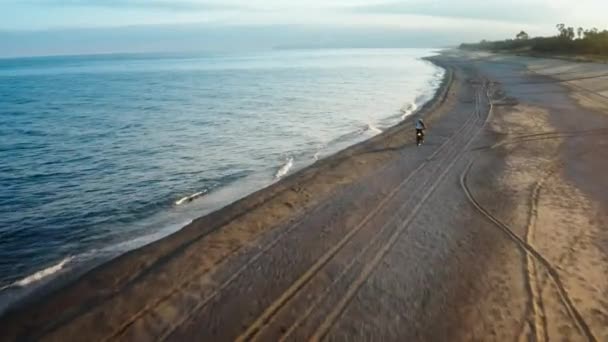 Seguimiento Aéreo Motocicletas Deportivas Cerca Playa Del Océano Durante Una — Vídeos de Stock