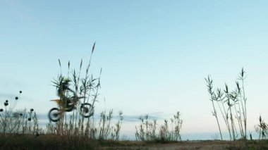 Motokros sporu yarışı kirli yolda zıplıyor