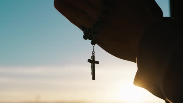 Hristiyan Haçıyla Dua Eden Ellerin Silueti — Stok video