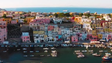 Napoli yakınlarındaki Campania 'daki Flegree takımadasının Procida adası.