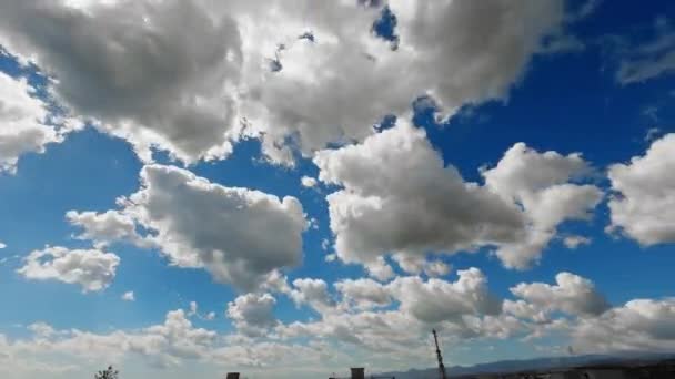 風の強い日に空を通過する雲 — ストック動画