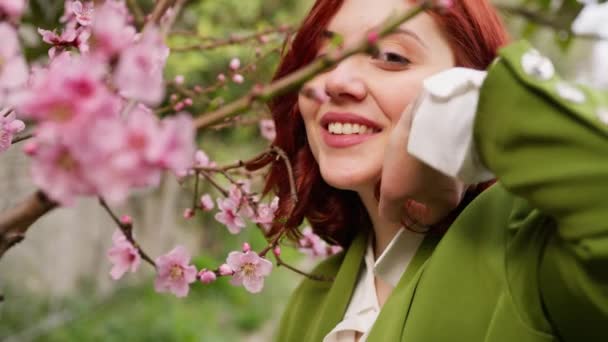 Glückliches Mädchen Mit Roten Haaren Der Nähe Rosa Pfirsichblüte Frühling — Stockvideo