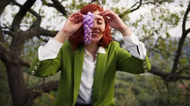 Mladá Dívka Ukazuje Wisteria Květiny Úsměvy — Stock video