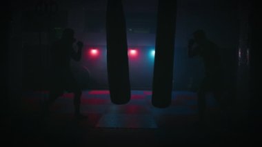 Spor salonunda boks yaparken kum torbasında ve ringde.