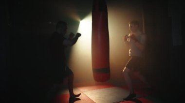 Spor salonunda boks yaparken kum torbasında ve ringde.