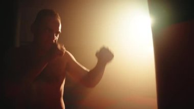 Spor salonunda boks yaparken kum torbasında ve ringde.