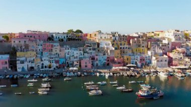 Napoli yakınlarındaki Campania 'daki Flegree takımadasının Procida adası.