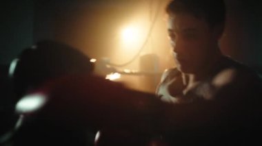 Spor salonunda boks yaparken kum torbasında ve ringde.