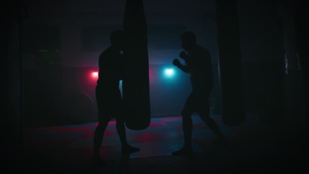 在体育馆里训练 拳击袋和拳击台上的拳击 — 图库视频影像
