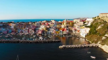 Napoli yakınlarındaki Campania 'daki Flegree takımadasının Procida adası.