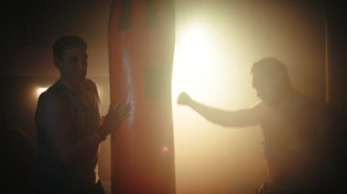 Spor salonunda boks yaparken kum torbasında ve ringde.