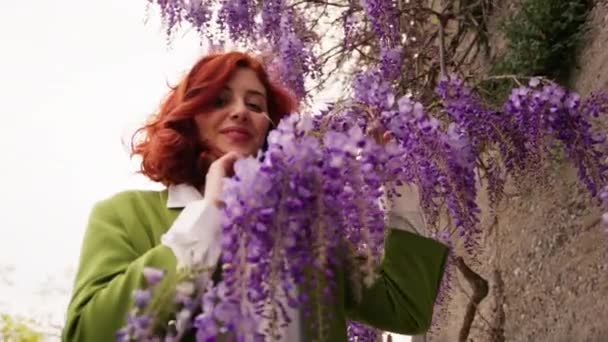 Dívka Rudými Vlasy Skrývá Mezi Květy Vistárie — Stock video