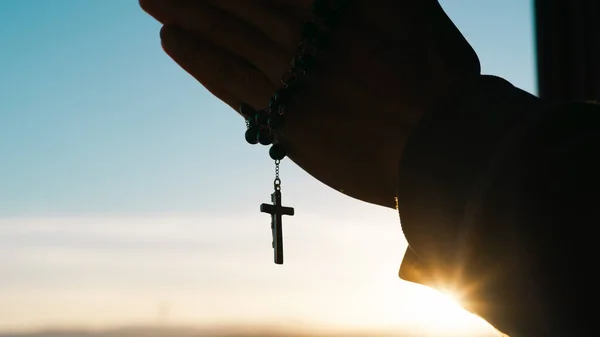Sylwetka Modlących Się Rąk Chrześcijańskim Krucyfiksem — Zdjęcie stockowe