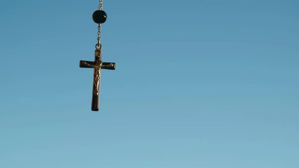 十字架のシルエット空を背景に — ストック写真
