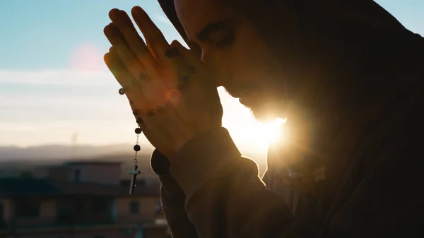 Sylwetka Modlących Się Rąk Chrześcijańskim Krucyfiksem — Zdjęcie stockowe