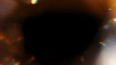 Kameranın objektifinden gerçek ışık sızıyor..