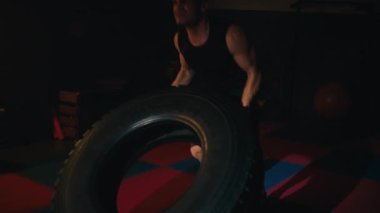 Spor salonunda boks yaparken kum torbasında ve ringde.