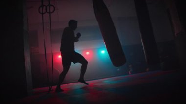Spor salonunda boks yaparken kum torbasında ve ringde.