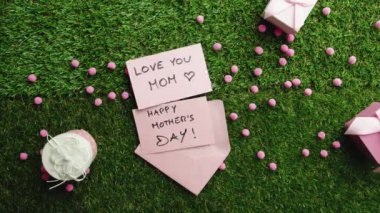 Annelerin bayram kutlaması için düz yeşil çayırda