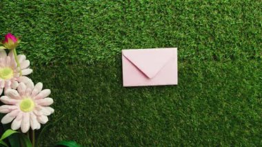 Annelerin bayram kutlaması için düz yeşil çayırda