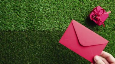 Annelerin bayram kutlaması için düz yeşil çayırda