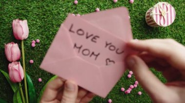 Annelerin bayram kutlaması için düz yeşil çayırda